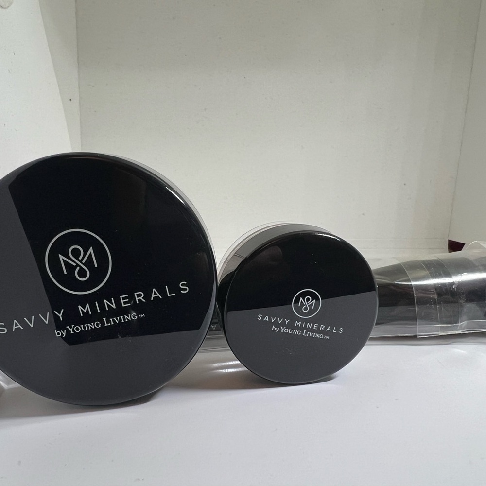 Young Living SAVVY MINERALS‎ Diamond Dust Foundation Brush Determined Eye Shadow